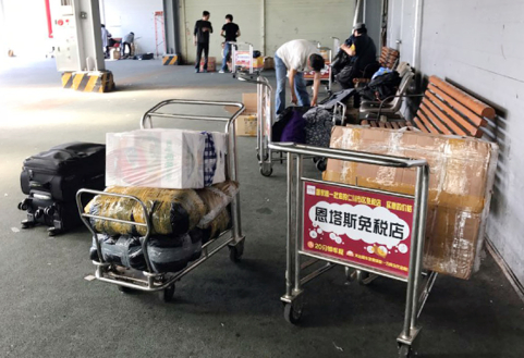 지난 5월 19일 오전 인천항 제1국제여객터미널에서 중국 상인들이 물품을 정리하고 있다. /연합뉴스 제공