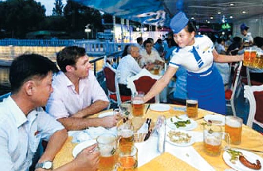 북한이 작년 8월 평양 대동강유람선에서 개최한 맥주 축제 모습.