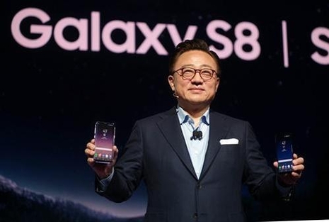  '삼성 갤럭시 언팩 2017'에서 고동진 삼성전자 무선사업부장이 '갤럭시 S8, S8+'를 공개하고 있다. / 연합뉴스 제공