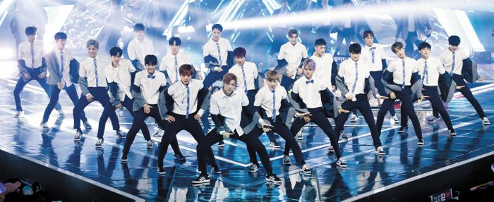연예기획사 소속 아이돌그룹 연습생 101명이 경쟁을 펼치는 ‘프로듀스 101’. 남자 연습생이 나온 시즌2에서 뽑혀 데뷔하는 ‘워너원’은 첫 앨범 선주문량만 50만 장을 넘길 정도로 대박 조짐을 보이고 있다.