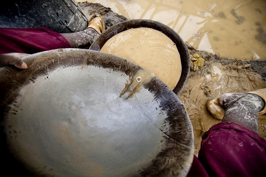 탄자니아 광부가 금 원석에서 금을 거르고 있다. /블룸버그
