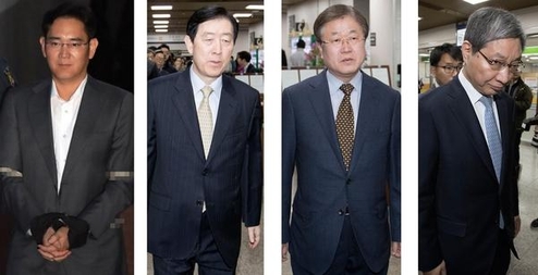 '박근혜 전 대통령과 '비선 실세' 최순실씨에게 뇌물을 제공한 혐의로 구속된 이재용 삼성전자 부회장(왼쪽부터)과 최지성 전 미래전략실장, 박상진 전 삼성전자 사장, 장충기 전 미래전략실 차장 등이 지난 4월 7일 오전 서울 서초구 서울중앙지법에서 열리는 첫 공판에 출석하기 위해 법정으로 향하고 있다./연합뉴스 제공