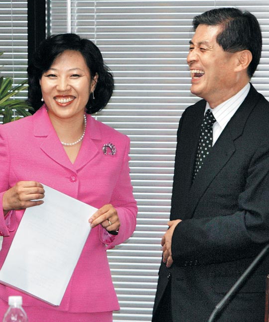 지난 2005년 5월 과학기술자문회의에서 박기영(왼쪽) 당시 청와대 정보과학기술보좌관이 황우석 교수와 함께 웃으며 대화하고 있다.