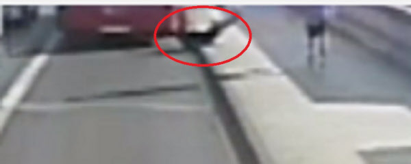 찻길로 밀려난 여성은 상반신이 바로 뒤에서 오던 버스 바퀴에 치일 뻔했다. / 메트로폴리탄 경찰