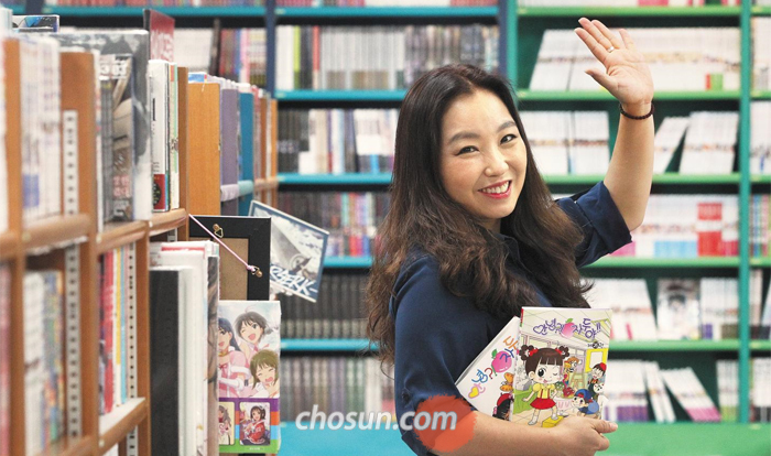 8일 서울 동작구의 한 만화 가게에서 만난 만화가 이빈은 “내가 환갑이 넘어도 자두는 영원히 초등학교 3학년일 것”이라고 말했다.