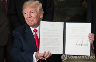 도널드 트럼프 미국 대통령이 14일 미국 무역대표부에 중국의 지재권 침해행위에 대한 조사 검토를 지시한 행정명령에 서명했다. /연합뉴스