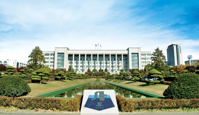 한 강의실서 수업받는 '음담패설 의대생'과 여학생들