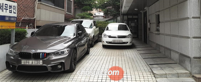지난 8일 서울 강남의 한 오피스텔 주차장에 외부인의 외제차가 입주민의 차량을 가로막고 세워져 있다.
