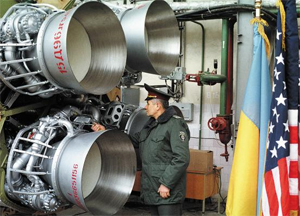 지난 1999년 우크라이나 동남부 드니프로의 미사일 기지에서 한 정부 관리가 해체 직전의 SS-19 핵미사일을 점검하고 있다. 일부 외신은 우크라이나가 북한의 ICBM ‘화성-14형’의 미사일 공급처일 가능성이 있다고 보도했다.