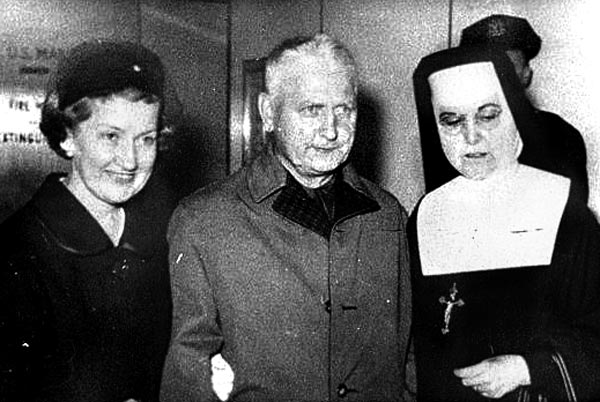 취제크 신부가 23년간의 소련 억류에서 풀려나 1963년 10월 뉴욕 공항으로 돌아왔다. 