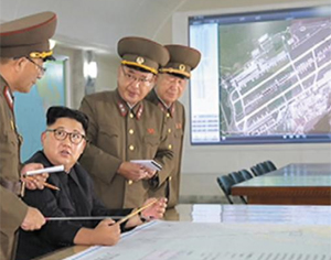북한이 15일 보도한 김정은 북한 노동당 위원장의 전략군 사령부 시찰 장면. 스크린에 괌 앤더슨 미군 공군기지 위성 사진이 띄워져 있다.