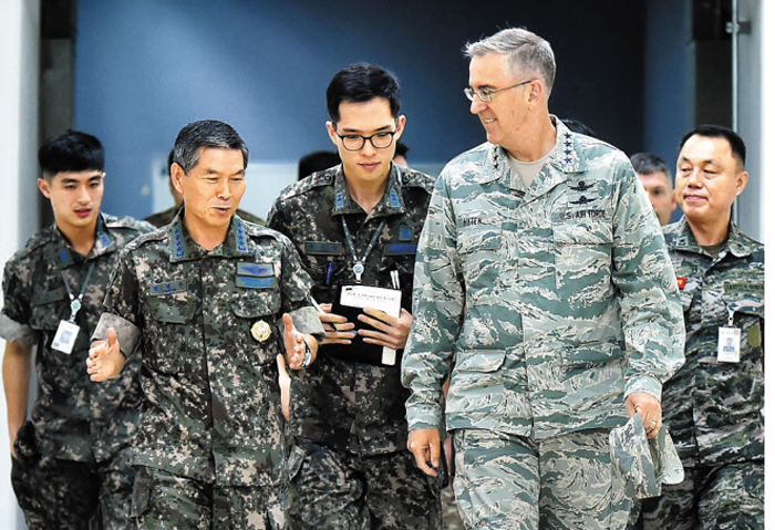 정경두(앞줄 왼쪽) 합참의장이 21일 서울 용산 국방부 청사에 있는 을지프리덤가디언(UFG) 훈련 지휘소를 찾은 존 하이튼(정 의장 오른쪽) 미군 전략사령관과 이야기를 하며 걸어가고 있다.