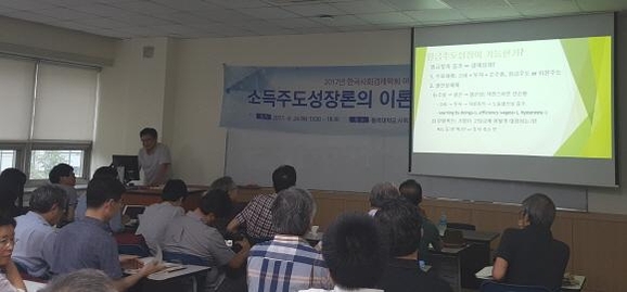 주상영 건국대 교수는 소득주도성장론의 거시경제적 정합성에 대해 여러 가지 각도에서 비판했다. 현재 한국 경제가 안고 있는 문제에 대해 3~5년 정도 시간 내에서 정책적 대안을 내놓는 방법론 정도로 보아야 한다는 게 그의 시각이다. 지나치게 임금 상승과 재분배에 매몰될 경우 성공 가능성이 낮다고도 비판했다. /조선비즈DB