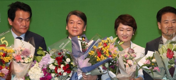 국민의당 안철수 신임 대표(왼쪽에서 두번째)가 27일 오후 국회 의원회관에서 열린 임시 전국당원대표자대회를 마치며 축하 꽃다발을 받고 있다. / 연합뉴스