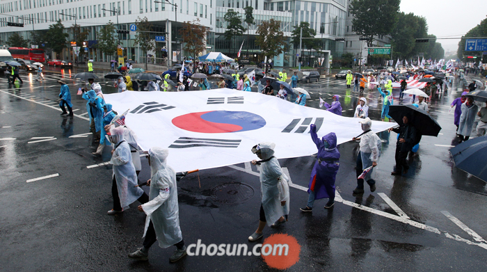 지난 15일 오후 서울 종로구 대학로에 모인 300여개의 보수시민단체 회원들이 대형태극기를 들고 행진하는 모습. 군인권센터는 지난 1월 ‘태극기 집회’의 주동자 격인 보수시민단체 5명을 내란 선동·명예훼손 혐의로 검찰에 고발했다.