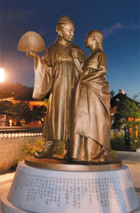 남원 예촌 광장에 있는 성춘향과 이몽룡 동상. 동상을 받치는 대리석엔 판소리 ‘춘향가’ 중 ‘사랑가’ 대목이 적혀 있다. 