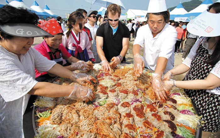 지난 2016년 강원도 춘천 막국수닭갈비축제를 찾은 시민들이 막국수 100인분을 함께 만들며 즐거워하고 있다.