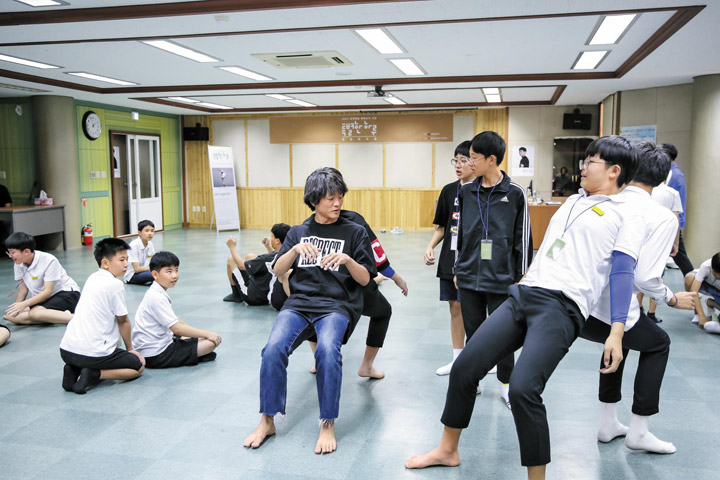 무용가와 함께 구르고 춤추며… 문화예술 감성 틔운다