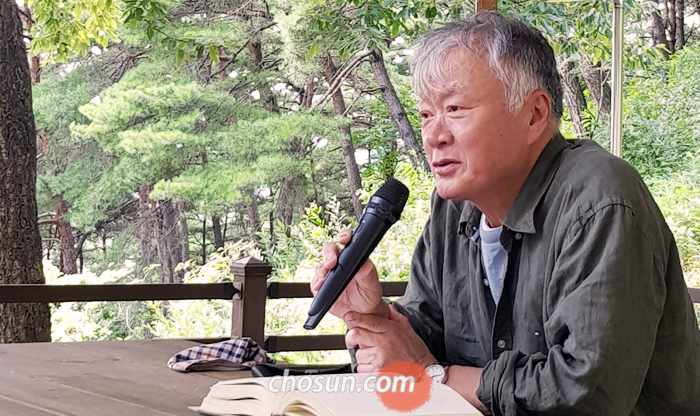 “일연 스님이 일흔 살을 넘겨 ‘삼국유사’를 쓴 마음을 헤아리려 한다”고 밝힌 소설가 김훈씨.