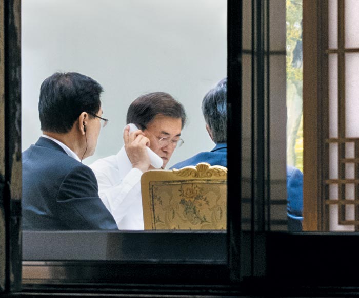 문재인 대통령이 4일 청와대 관저 소회의실에서 앙겔라 메르켈 독일 총리와 전화 통화를 하고 있다.