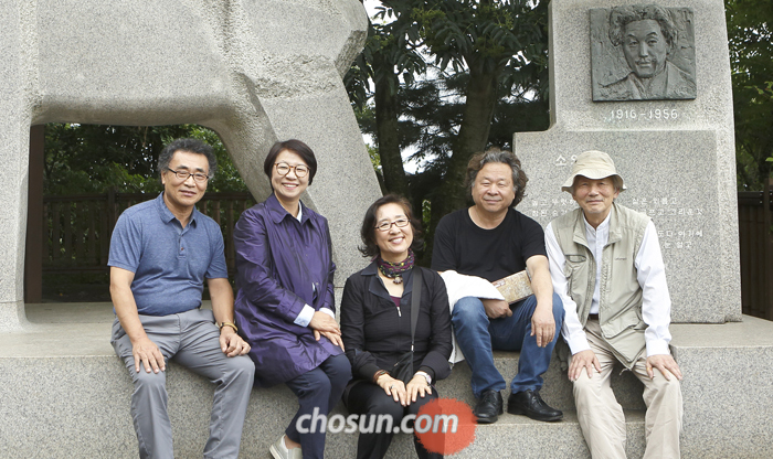 7일 열린 ‘2017 이중섭과 서귀포’ 세미나에 참석한 이중섭미술상 운영위원들이 제주 서귀포의 이중섭미술관을 찾았다. 왼쪽부터 강경구 가천대 교수, 최은주 경기도미술관장, 김홍희 전 서울시립미술관장, 윤진섭 미술평론가, 민정기 화백.
