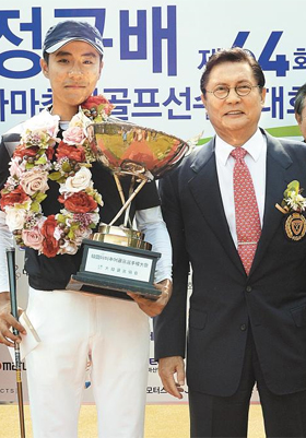 허정구배 한국아마추어골프선수권 우승컵을 차지한 ‘독학 골퍼’ 김한별(왼쪽). 허광수 대한골프협회장과 나란히 섰다.