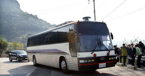 2009년 4월 30일 노무현 전 대통령이 탄 버스가 경남 김해 봉하마을을 출발하고 있다./연합뉴스