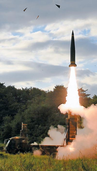 한국군이 15일 북한의 미사일 도발에 대응해 현무-2A 미사일을 발사하고 있다. 