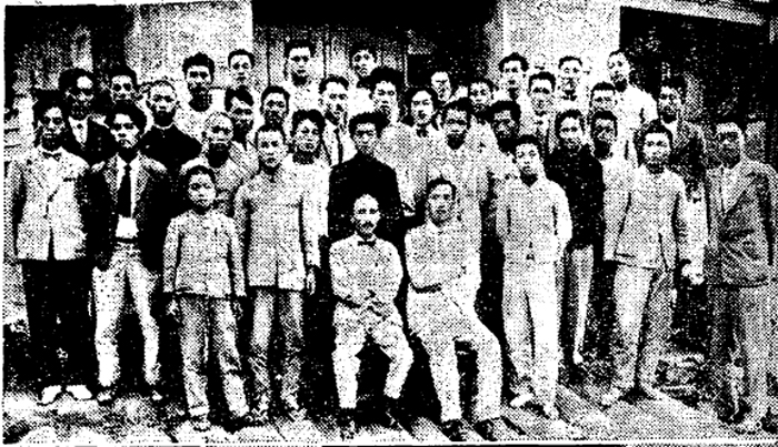 1929³â ½Å°£È¸ ûÁøÁöȸ°¡ ÁÖÃÖÇÑ Çѱ۰Á¿¡ Âü¼®ÇÑ »ç¶÷µé. °¡¿îµ¥ ¿ÞÂÊ ÀÇÀÚ¿¡ ¾ÉÀº »ç¶÷ÀÌ Á¶¼±ÀϺ¸ Áö¹æºÎÀåÀ¸·Î ¹®ÀÚº¸±Þ¿îµ¿ ÃÑÃ¥ÀÓÀÚ¿´´ø ÇѱÛÇÐÀÚ ÀåÁö¿µÀÌ´Ù.