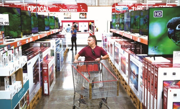  미국 마이애미에 있는 코스트코 매장의 전자제품 코너를 한 남자가 둘러보고 있다./사진=블룸버그