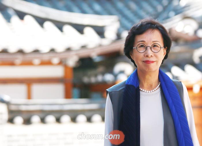 정희선 덕성여대 명예교수가 그의 조부 정세권 건축가가 만든 북촌 한옥마을에 섰다.