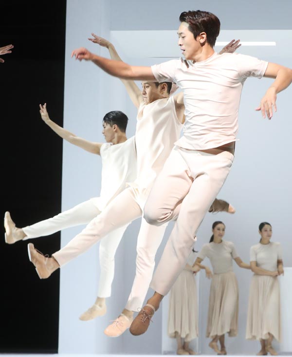 첫눈에 사랑에 빠진 주인공 춘과 몽의 이야기를 담은 국립무용단의 신작‘춘상’은 가요에 한국 무용을 입혀 한층 세련되고 경쾌하다.