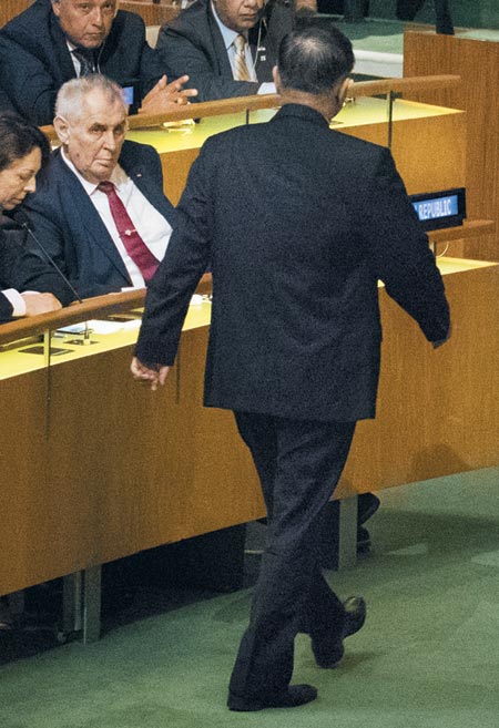 19일(현지 시각) 자성남 유엔 주재 북한 대사가 도널드 트럼프 미국 대통령의 유엔 연설에 앞서 총회장을 떠나고 있다.