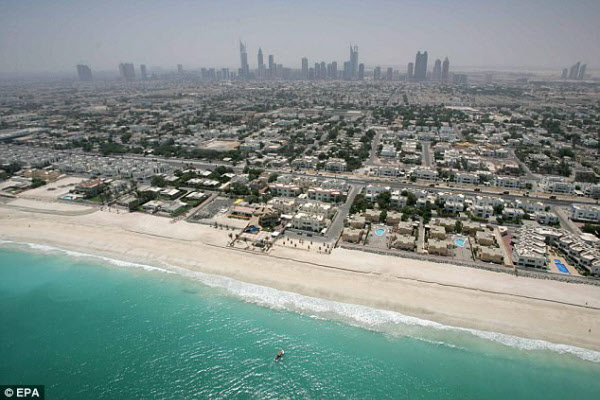 두바이에서 ‘가운뎃손가락’은 최소 징역 6개월의 공공외설죄에 해당한다./ EPA