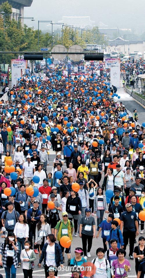 국내 최대의 도심 걷기·자전거 축제인 제5회‘서울 걷·자 페스티벌’에 참가한 시민들이 24일 오전 풍선을 들거나 가방에 매고 광화문광장을 빠져나가고 있다.
