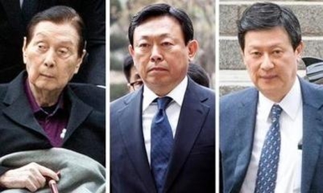  신격호(왼쪽부터) 총괄회장, 신동빈 롯데그룹 회장, 신동주 전 일본롯데홀딩스 부회장./연합뉴스 제공