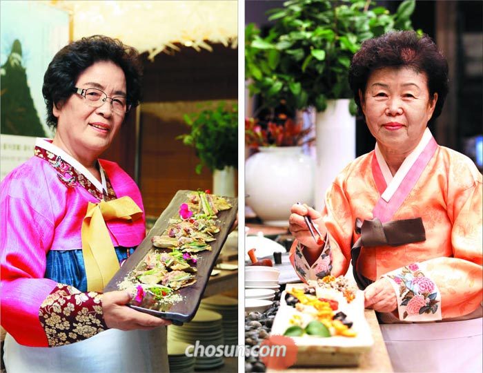 경북 예천 춘우재 권진 종가의 조동임(왼쪽) 종부와 안동 진성 이씨 노송정 이계양 종가의 최정숙 종부가 집안의 대표 음식인 산적과 정과를 각각 들어 보이고 있다.