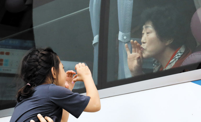 “할머니 사랑해요” “다음에 또 보자꾸나” - 추석을 맞아 서울로 역귀성을 왔다가 돌아가는 할머니는 창밖의 손녀에게 입맞춤을 보내며 재회를 기약했다. 아빠 손에 들어올려진 아이는 버스를 타고 떠나는 할머니에게 두 손으로 하트를 만들어 보였다. 6일 오후 서울 서초구 강남고속버스터미널에서 펼쳐진 ‘사랑의 작별’ 풍경이었다.