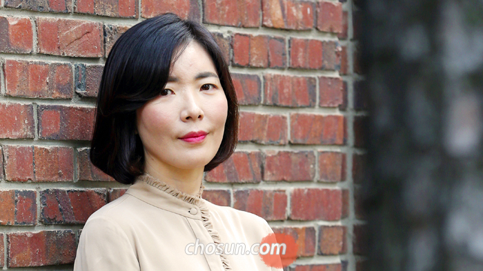 소설가이자 시인 “소설 문장이 시 같다는 얘기를 종종 듣는데 극복해야 할 과제 같아요. 소설을 쓸 때만큼은 소설 같은 소설을 쓰고 싶습니다.” 소설가 김선재는 시인이다. 2006년 계간 ‘실천문학’으로 소설가, 2007년 월간 ‘현대문학’으로 시인이 됐다. 내년 시집 출간을 앞두고 있다는 김씨는 “솔직히 청탁이 거의 안 온다”고 고백할 정도로 대중적으로 알려지지 않은 작가이지만 “좋아하는 작가들과 함께 후보에 오르게 돼 기쁘다”고 말했다.