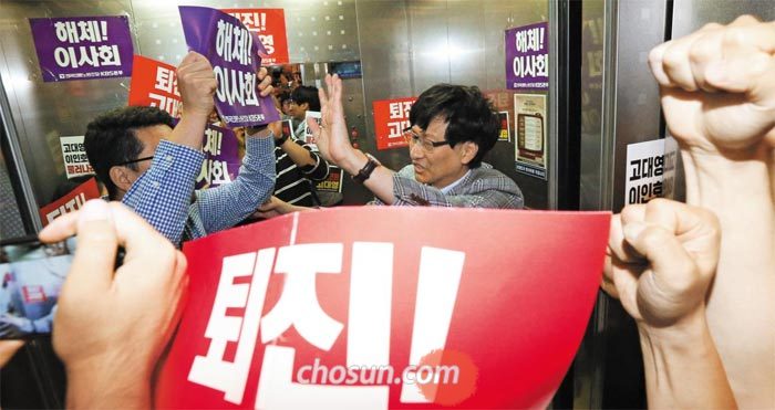 전국언론노조 KBS 지부 조합원들이 지난달 20일 오후 서울 여의도 KBS 본관 엘리베이터 앞에서 이사회에 참석하려는 강규형 KBS 이사에게 “이사회에서 퇴진하라”는 구호를 외치고 있다. KBS 노조원들은 지난 정부 때 여권의 추천으로 이사가 된 이들에게 사퇴를 요구하고 있다.