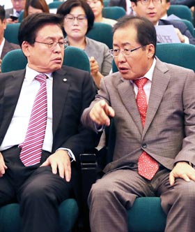 자유한국당 홍준표(오른쪽) 대표와 정우택 원내대표가 11일 국회도서관에서 당 소셜네트워킹서비스 담당자 워크숍에 참석해 대화를 나누고 있다.