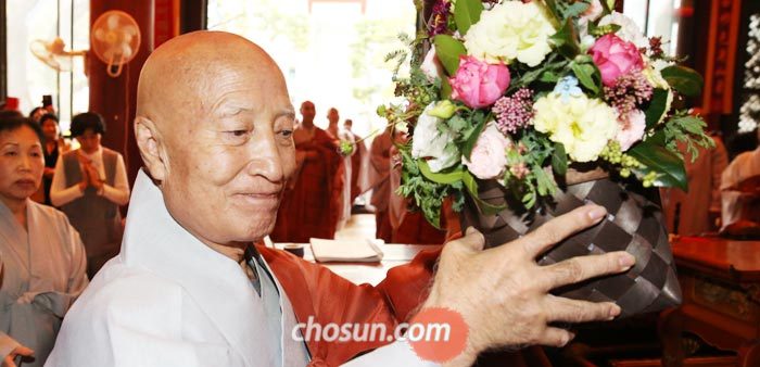 12일 조계종 총무원장에 당선된 설정 스님이 조계사 대웅전에서 부처님께 꽃을 바치고 있다. 