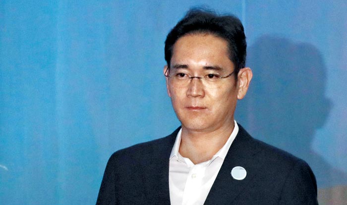이재용 삼성전자 부회장이 12일 열린 2심 첫 공판에 출석하기 위해 서울고법 법정으로 이동하고 있다.