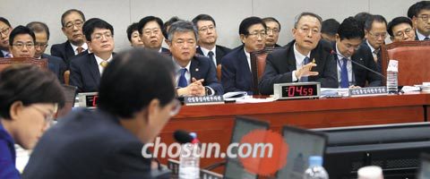 12일 국회에서 열린 산업통상자원부 국정감사에서 백운규 산업통상자원부 장관이 자유한국당 정유섭 의원의 질문에 답변하고 있다.