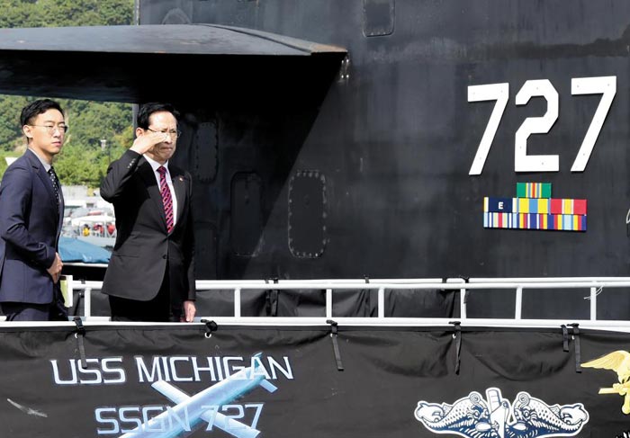 송영무(오른쪽) 국방부 장관이 지난 14일 부산해군작전사령부에 정박한 미국의 오하이오급(1만8700)) 원자력 추진 잠수함‘미시간’을 방문해 거수경례하고 있다.