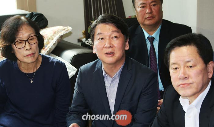 국민의당 안철수(가운데) 대표가 15일 오후 서울 강서구 마곡지구의 한 후분양제 아파트를 방문해 주민들과 간담회를 갖고 있다.