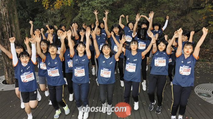 중학생 대부분이 과중한 학업에 시달리며 운동을 전혀 하지 않고, 혼자 스마트폰에 빠져 있거나 친구들끼리도 그저 연예인 이야기만 한다. 하지만 마라톤으로 변화를 만들었다. 여주여중 학생들로 이뤄진 ‘여중의 전설’팀 28명이 춘천마라톤 10㎞를 모두 완주하는 가을 동화를 썼다.