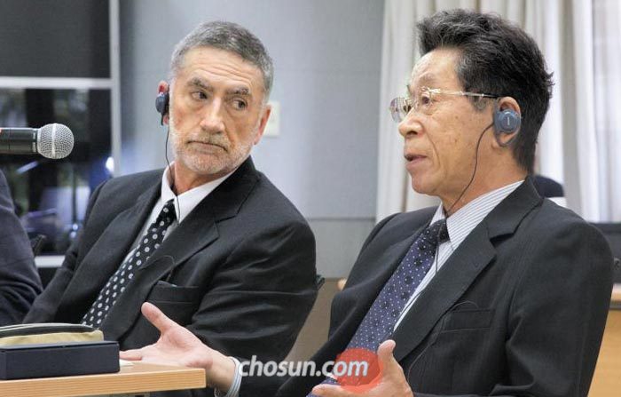 배리 거하트 교수와 이시다 미쓰오(오른쪽) 교수가 최근 한국의 임금 체계 개편에 대해 대담을 하고 있다.