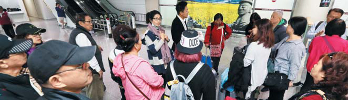 제주에도 봄이 올까 - 31일 오전 중국 상하이에서 출발한 중국인 관광객들이 제주국제공항을 통해 입국하고 있다. 중국의 사드 보복으로 관광객이 급감하며 타격을 입은 제주도 관광업계는 한·중 관계가 복원된다는 소식에 즉각 기대감을 표했다.