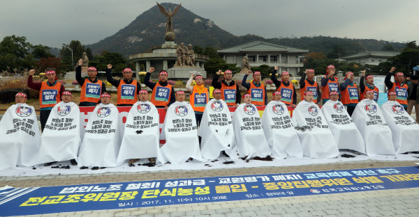 전교조 "文정권은 촛불 코스프레 정권" 삭발·단식 투쟁